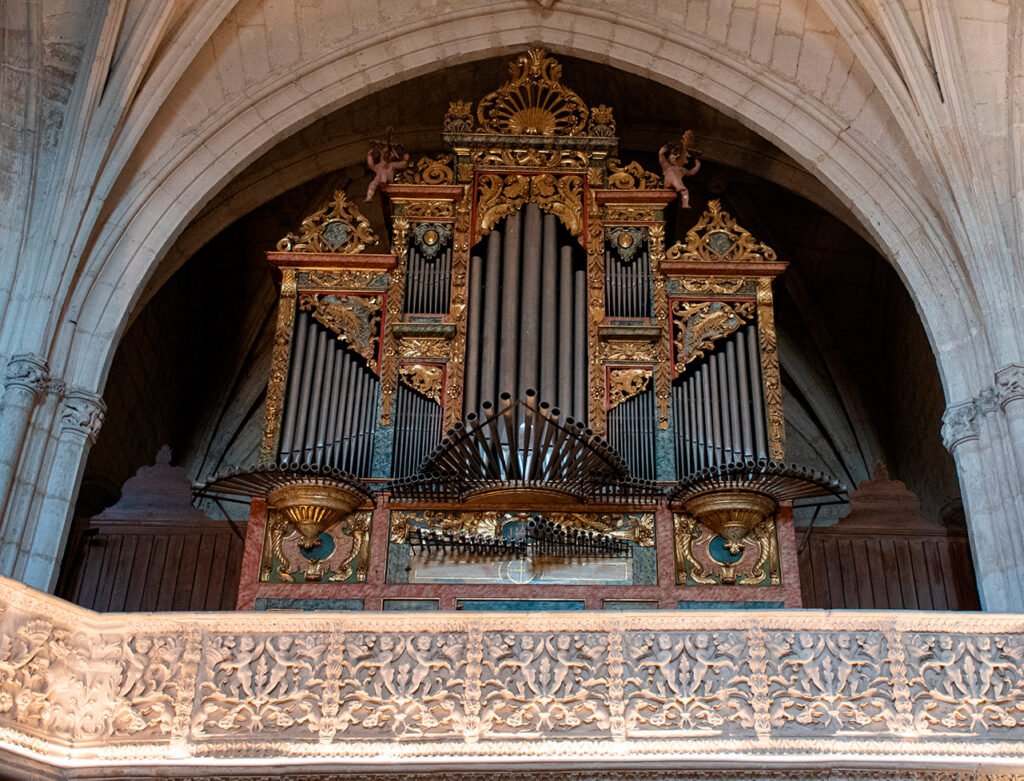Órgano de la iglesia de San Millán de Baltanas, ricamente decorado, destacando unos querubines en las esquinas.