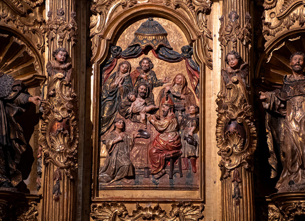 Relieve en madera policromada que reproduce la presentación del Niño Jesús en el Templo. Es un detalle del retablo mayor de la iglesia de San Millán de Baltanás.