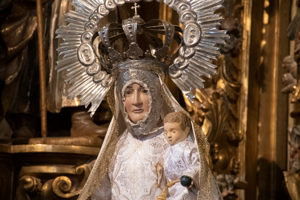 Detalle de la talla de vestir de la Virgen con el Niño con su corona de plata.