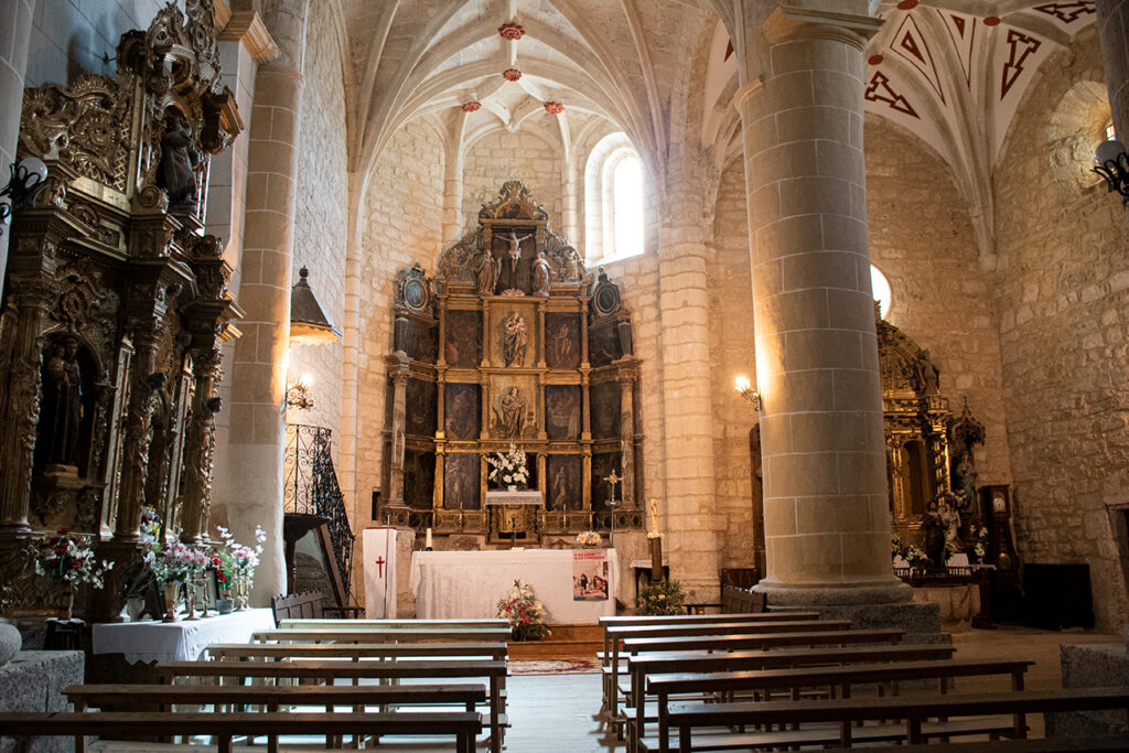 Nave central de la iglesia de Santa Eugenia de Villalaco. Al fondo el reatvlo mayor de estilo renacentista, con pinturas al óleo y esculturas en su calle central.