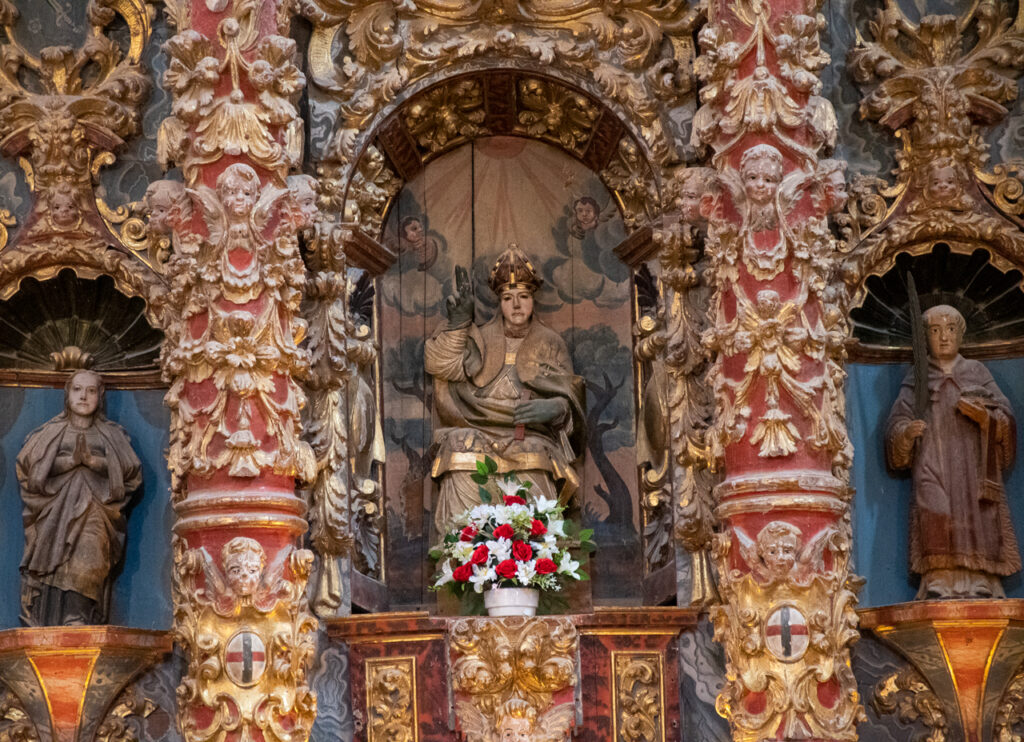 Escultura de San Martín de Tours como obispo que preside el retablo mayor de la iglesia de Valbuena de Pisuerga.
