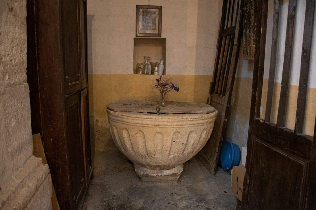 Pila bautismal renacentista de la iglesia de San Martín de Tours de Valbuena de Pisuerga.