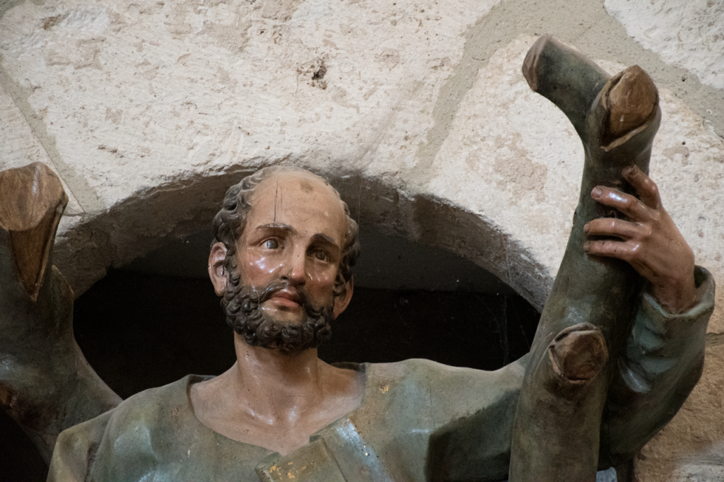 Detalle de una escultura de San Andrés. Sostiene una cruz en forma de aspa.