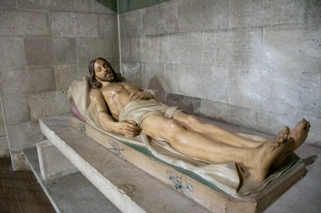 Escultura de Cristo yacente.