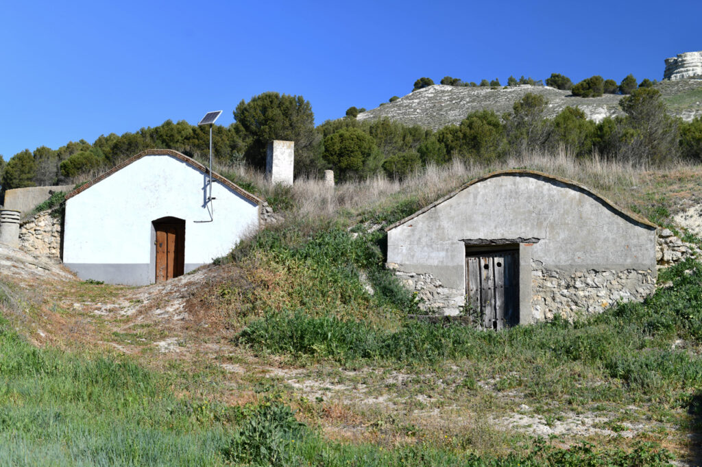 Entradas a dos bodegas de Cubillas de Cerrato.