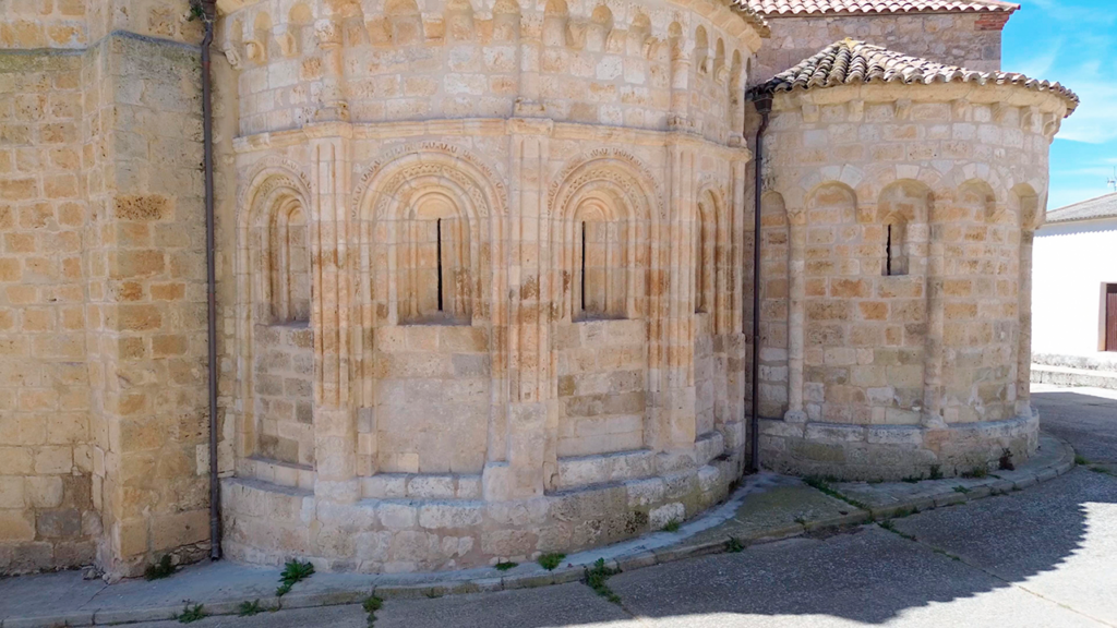 Ábside tardorrománico de la iglesia de San Julián y Santa Basilisa de Villaconancio. Destacan los canecillos decorados.