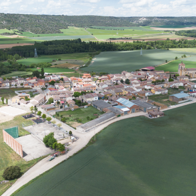 Panorámica aérea de Cordovilla la Real. A la derecha detaca la iglesia en el límite del pubelo. Al fondo se encuentran los páramos.