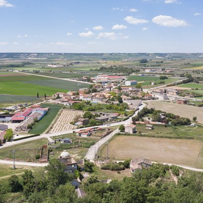 Panorámica aérea de Villalaco. En primer término un palomar cicular en ruinas.