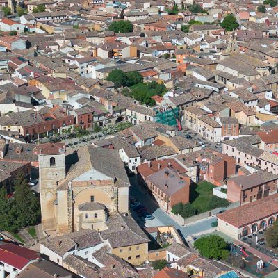 Panorámica aérea del casco urbano de Astudillo, distinguiéndose las iglesias de Santa Eugenia y San Pedro.