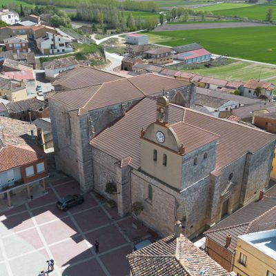Panorámica aérea de la iglesia de Nuestra Señora de la Asunción de Castrillo de Don Juan. Destaca la menor altura de la nave de los pies al crucero y la moderna espadaña, todo ello es el reusltado de un derrumbe que sufrió la iglesia el pasado siglo.