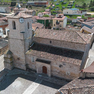 Panorámica aérea de la iglesia de Nuestra Señora de la Paz. Destaca la portada románica con capiteles y canecillos decorados.