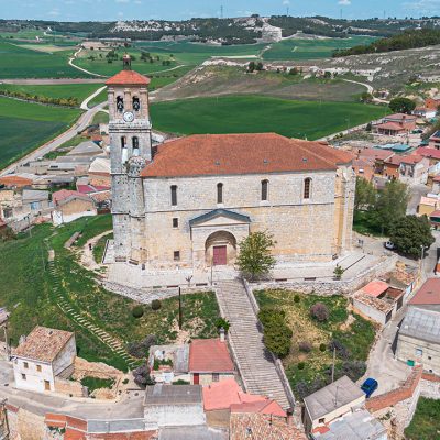Panorámica aérea de la iglesia de San Martín de Cevico de la Torre. Su emplazamiento sobre un cerro cónico y su alta torre hacen que destaque espectacularmente en el entorno.