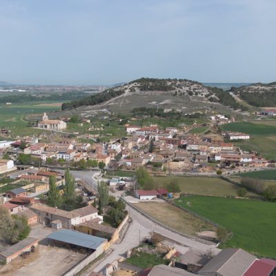 Panorámica general de Hontoria de Cerrato. Destaca la iglesia en lo alto del cerro de las bodegas y el páramo al fondo.