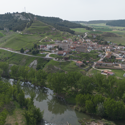 Panorámica aérea de Tariego de Cerrato. En primer término el río Pisuerga. En el cerro que domina la villa está la torre de telegrafía óptica en lo alto y las bodegas en su ladera.