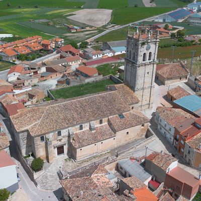 Panorámica aérea de la iglesia de San Millán de Baltanás, que se alza en la ladera de la colina que aloja al barrio de bodegas.