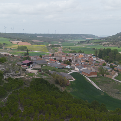 Panorámica aérea de Valdecañas de Cerrato, enclavado sobre un pequeño cerro del valle que queda oculta por las parameras que lo rodean.
