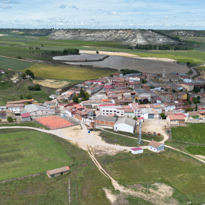 Panorámica aérea de Valdeolmillos. A la izquierda el barrio de bodegas y al fondo los páramos.