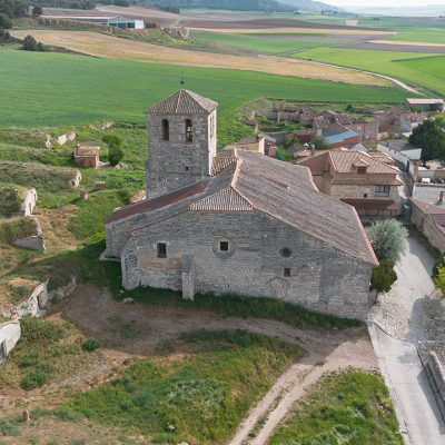 Panorámica aérea de la iglesia de Santa María la Real de Cubillas de Cerrato. A la izquierda las entradas a las bodegas.