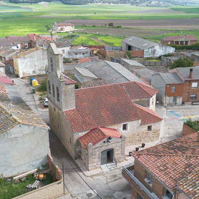 Panorámica aérea de la iglesia de San Miguel de Población de Cerrato. Al fondo la ermita de Nuestra Señora de la Asunción.