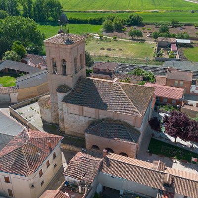 Panorámica aérea de la iglesia de San Mamés de Magaz de Pisuerga. Inmediatamenta tras ella se encuentran las vías del tren.