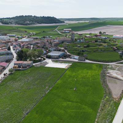 Panorámica aérea de Alba de Cerrato. Destaca la iglesia en lo alto del cerro de las bodegas.