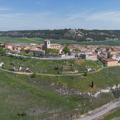 Panorámica aérea de Valle de Cerrato en la que se aprecia su asentamiento en lo alto de un cerro y las bodegas en su ladera.
