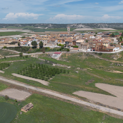 Panorámica aérea de Vertavillo. Destaca su posición en lo alto de un cerro y la torre de la iglesia despuntando sobre el resto de las edificaciones. Dispersas por la ladera se encuetran las entradas a las bodegas.