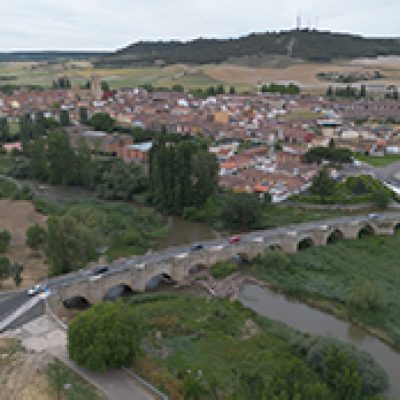 Panorámica aérea del puente medieval de Villamuriel de Cerrato, de once arcos.