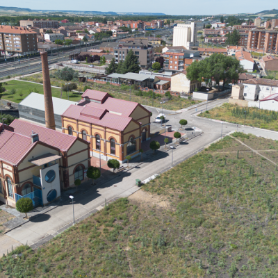 Panorámica aérea del Museo del Ferrocarril. Al fondo las vías del tren.