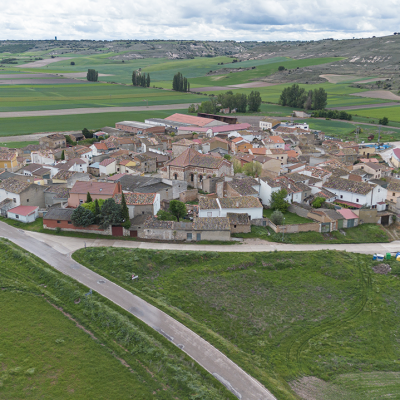 Panorámica aérea general de Villaconancio, rodeado de campos verdes y cerros.