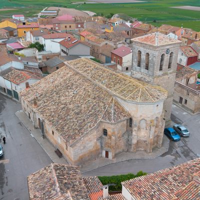 Panorámica aérea de la iglesia de Nuestra Señora de la Paz, destacando su ábside gótico y su torre.