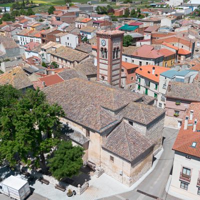 Panorámica aérea de la iglesia de la Asunción de Antigüedad. Destaca su alta y esbelta torre neorrománica.
