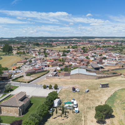 Panorámica aérea de Baños de Cerrato. En primer término la basílica de San Juan Bautista.