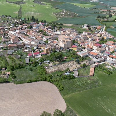 Panorámica aérea de Villahán. La iglesia destaca por su altura con respecto al resto de edificaciones.
