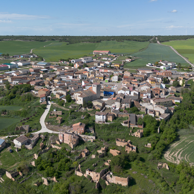 Panorámica aérea de Tabanera de Cerrato, rodeado por campos de cultivo. La iglesia despunta sobre el resto de edificaciones de la villa.