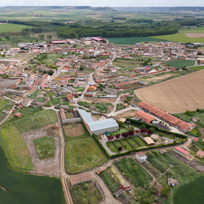 Panorámica aérea de Melgar de Yuso. Al fondo el río Pisuerga y los páramos.