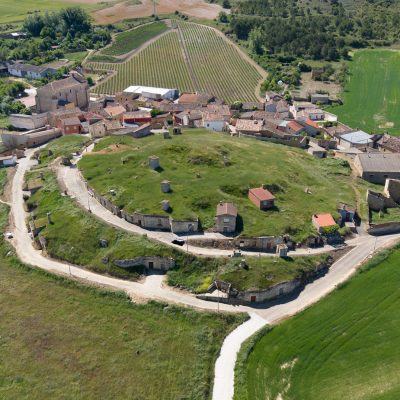 Panorámica aérea del barrio de bodegas de Valbuena de Pisuerga. Al fondo la iglesia.