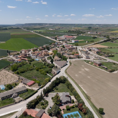 Panorámica aérea de Villodrigo, rodeado de campos de cultivo.