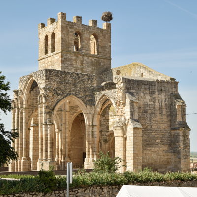 Ruinas de la iglesia de Santa Eulalia de Palenzuela. Destaca su torre encastillada con almenaras.